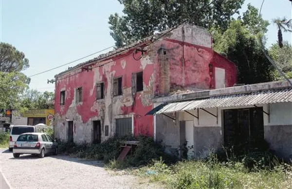 Nekdanja gostilna Angelo ob Šmarski  čaka na vlagatelja