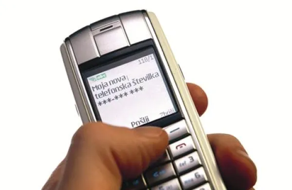 V Sloveniji skorajda ni otrok, ki pri 12 letih ne bi imeli prenosnega telefona