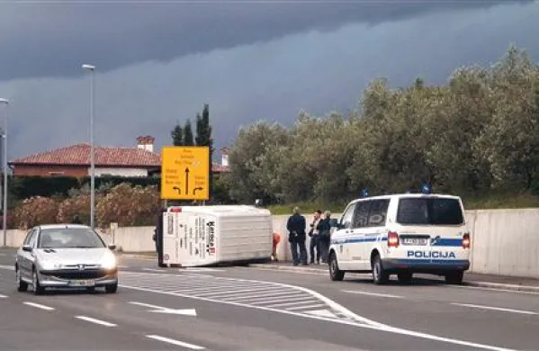 Kombi se je pred šmarskim križiščem prevrnil na bok