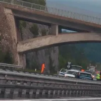 Včeraj dopoldne je zaradi plasti toče na vozišču večkrat počilo na avtocesti pri Sežani