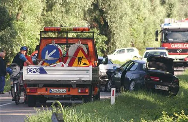 Danes zjutraj se je pri Prvačini zgodila prometna nesreča, v kateri so bili udeleženi trije avtomobili