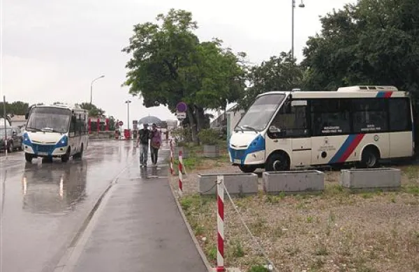 Proti Tartinijevemu trgu vozi en minibus, drugi pa je parkiran na Fornačah in  čaka, da vskoči, če se prvi pokvari