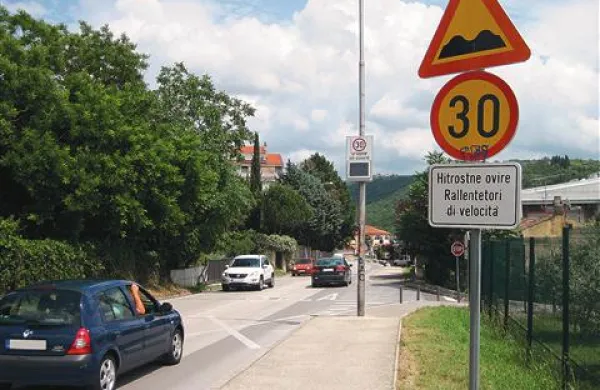 Poleg prometnih znakov, talnih označb, merilnih tabel in hitrostnih ovir v piranski občini promet umirjajo tudi izposojeni radarji 