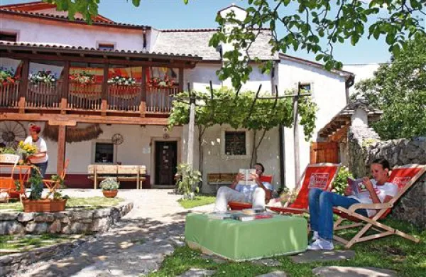 Festival bo vse poletje bogatil dogajanje v Pliskovici. Tudi letos bo marsikoga pritegnila tudi knjižnica pod orehom.