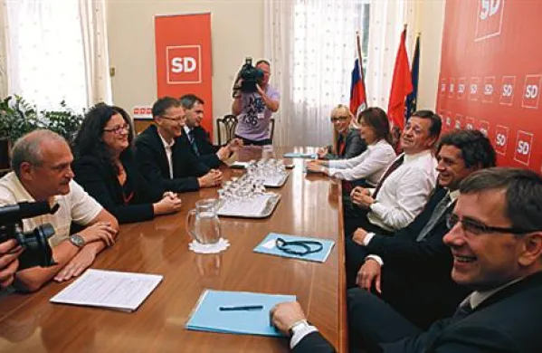 Predsednik Pozitivne Slovenije Zoran Janković in predsednik SD Igor Lukšič današnji sestanek vodstva obeh strank ocenjujeta kot dober in potreben