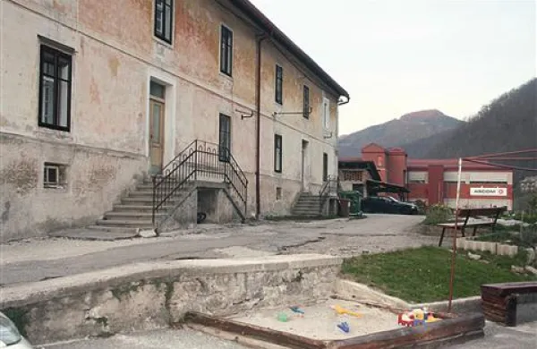 Idrijčani niti ob pomoči Švicarjev še ne vedo, kako  rešiti problem sevanja radona v starem prhausu  