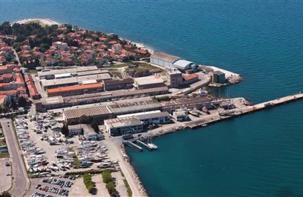 Kraški zidar je pomemben lastnik zemljišča ob izolski ladjedelnici, na katerem naj bi zrasel turistično-stanovanjski   kompleks; projekt je še globoko v povojih 