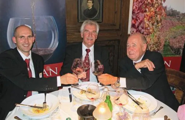 Dosedanji predsedniki konzorcija kraških pridelovalcev terana: prvi predsednik Miran Vodopivec (desno), njegov naslednik Boštjan Zidar (levo) in sedanji predsednik Boris Lisjak