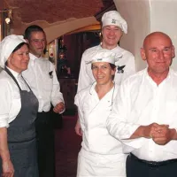 Gostitelj kraškega dne v Ljubljani Svetozar Raspopović - Pope (desno) s sodelavci iz kuhinje Miro, Maro, Vanjo in dejanom