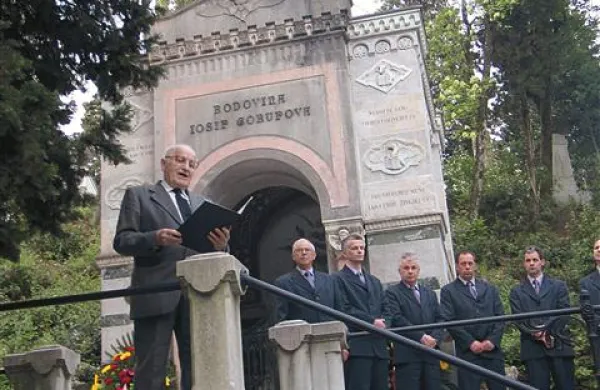 Alojz Usenik je ob stoti obletnici smrti velikega Slovenca Josipa Gorupa  pred družinsko grobnico na reškem pokopališču Kozala interpretiral Gregorčičevo zahvalno pesem Gorupu, ki je financiral natis pesnikovih poezije