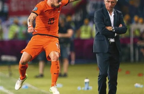 Nizozemska blizu izpada: Wesley Sneider (na fotografiji levo) in selektor Bert Van Marwijk