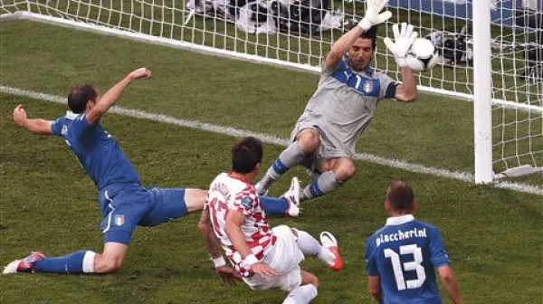 Mario Mandžukić (na fotografiji v rdeče-belem dresu) je proti Italiji dosegel še svoj tretji gol na evropskem prvenstvu