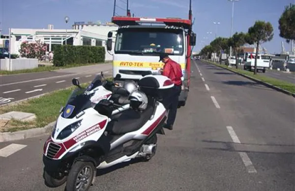 Policisti in redarji so voznikom tovornjakov danes izrekli 18 kazni