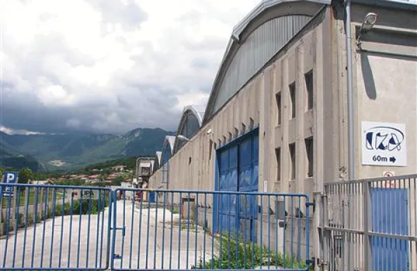 Prazne hale po Ajdovščini (na fotografiji hala nekdanje Lipe) simbolizirajo zaton ajdovskega gospodarstva. S partnerstvom za razvoj želijo najti možnosti in investitorje, ki bi znova zagnali nekoč uspešne ali nove dejavnosti.