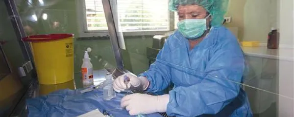 Štefančičeva  med pripravo citostatikov. Da v Šempetru že dve leti lahko zdravijo tudi onkološke bolnike, so najbolj zaslužni prav v bolnišnični lekarni, saj je priprava teh zdravil zelo zahtevna. V lekarni izdelujejo tudi zdravila posebej za bolnike na oddelku za intenzivno nego, kirurških oddelkih, bolnike s kroničnimi bolečinami ter  majhne otroke in nedonošenčke.