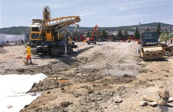 Petrol naj bi zgradil bencinski servis na območju med Harvey Normanom in Lidlom, kjer podjetje Rutar že gradi svojo diskontno trgovino Dipo
