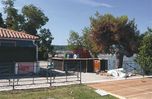 Podjetje Media Team je včeraj začelo postavljati točilni pult 