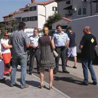 Pred vrstnimi hišami v Ankaranu je bila včeraj prava gneča