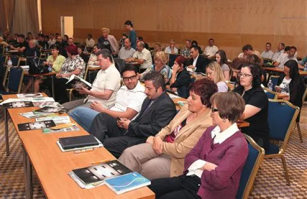 Odziv poslovnežev na konferenco potrjuje potrebo po dodatnem izobraževanju 