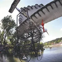 Zmagovalci včerajšnjega Red Bull Flugtaga v Ljubljani Mama štorklja z ekipo odraslih dojenčkov