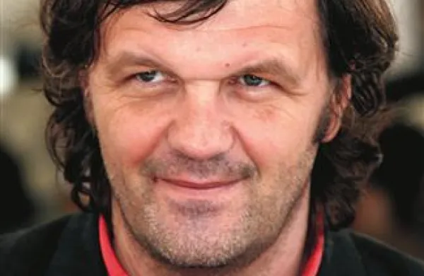 Filmski režiser Emir Kusturica je povzročil razburjenje v kraju Trebinje v BiH, od koder je nameraval odpeljati kamenje z avstroogrske utrdbe Petrinja za potrebe načrtovanega projekta izgradnje kamnitega mesta v Višegradu
