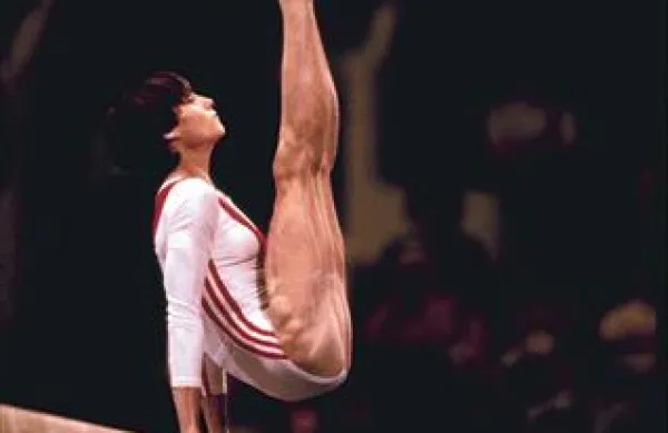  Romunka Nadia Comaneci je na OI v Montrealu in Moskvi osvojila pet zlatih medalj