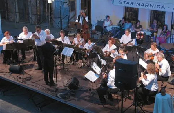  Tamburaški orkester iz Münchna je v poklon Izoli zaigral tudi z ribištvom navdahnjeno istrsko skladbo 