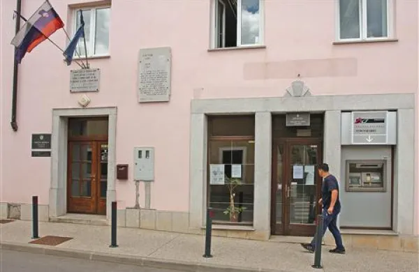 Krajevni urad v Komnu je  občanom prihranil veliko poti v Sežano. Poleti bo zaprt, od septembra  dalje pa odprt le tri ure na teden.