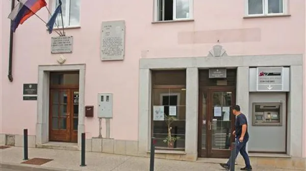 Krajevni urad v Komnu je  občanom prihranil veliko poti v Sežano. Poleti bo zaprt, od septembra  dalje pa odprt le tri ure na teden.