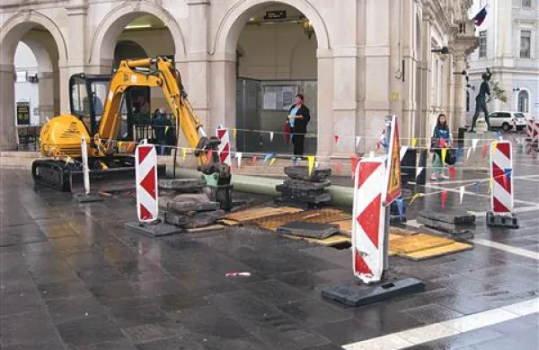 Med zadnjimi dejanji obnove mandrača bo priključitev novega dela kanalizacije na obstoječe omrežje pod tlakom Tartinijevega trga