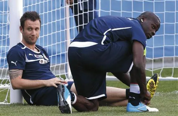Antonio Cassano (levo) in Mario Balotelli. Bosta prekinila strelski post?