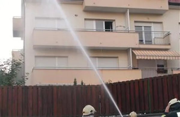 Gasilci so blok gasili do jutranjih ur
