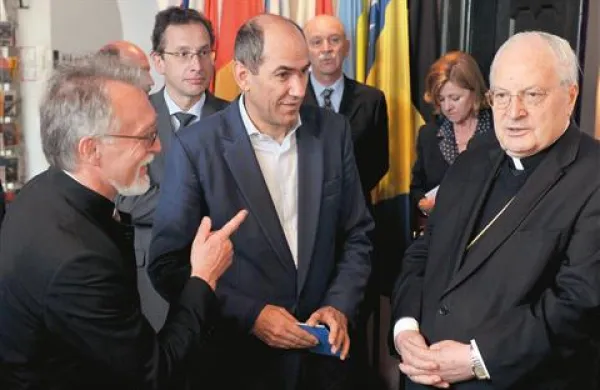 Pri ogledu Kobariškega muzeja se je ministru Žigi Turku in kardinalu Angelu Sodanu pridružil tudi premier Janez Janša
