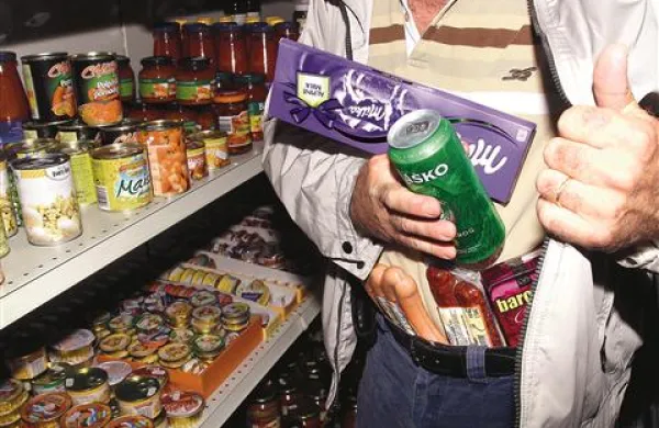 Čokolada, pivo, salame in klobase, paštete in konzerve - pri nas imajo ljudje  vse manj denarja za priboljške, ki niso nujni za preživetje, vsak dan ugotavljajo trgovci 