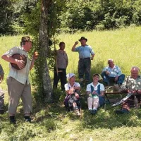 Med počitkom so kosci poklepali in nabrusili kose, pa tudi povedali so si marsikaj 