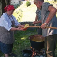 Prav nestrpno pa so kosci in žanjice čakali malico. Tokrat so se okrepčali s  polento. 