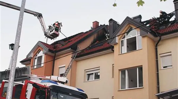 Gasilci si želijo novo lestev, ki je tokrat v Postojno prišla iz Sežane