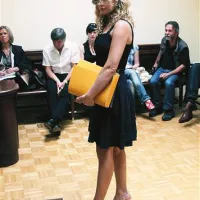 Ob začetku obravnave je bilo v dvorani kar nekaj vroče krvi zaradi fotografiranja, protestiral je odvetnik Suzaane Gale