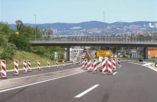 Večina voznikov je spregledala usmeritev na levi del hitre ceste