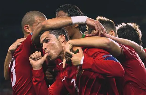 Cristiano Ronaldo (v ospredju) in soigralci so se veselili napredovanja Portugalske v četrtfinale 