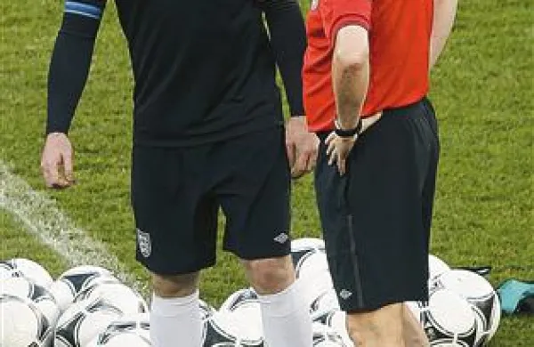 Wayne Rooney (levo) in selektor Roy Hodgson na treningu