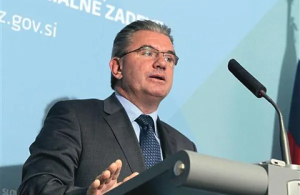 Minister za delo Andrej Vizjak ponavlja pa že znano načelno izhodišče: na trgu dela je treba zmanjšati segmentacijo, torej izenačiti pravice tistih, ki so ujeti v negotove oblike dela, s pravicami zaposlenih za nedoločen čas