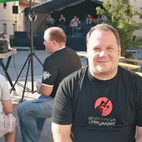 Tomaž Lapanja: “Zahvaljujem se glasbenikom, ker so se z delom, nekateri tudi po več desetletjih, spoprijeli tako resno. Bendologija II ni le s številom bendov, pač pa tudi s kakovostjo, presegla prvo.” 