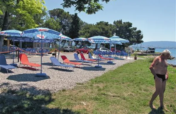 Ob začasnem lokalu pri Valdoltri kopalcem po novem ponujajo še ležalnike in senčnike 