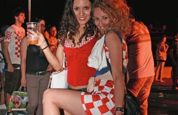 Razočarane navijače je tolažil pogled na takšni lepotici