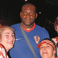 Nigerijski nogometaš Gabriel v objemu gostoljubnih domačink