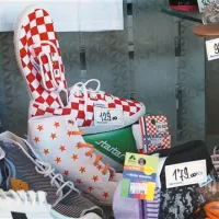 Letošnji hit so bile zastavice na avtomobilih, v trgovinah pa so med številnimi navijaškimi rekviziti blestele nekdaj izjemno popularne “jugo allstarke”, zdaj oživljeni copati startas z vzorcem šahovnice. Najbolj zagreti so jih lahko kombinirali s kakšnimi rdeče belimi nogavicami z napisom  Hrvatska.