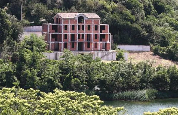 Občina se je za vekomaj odpovedala Zidarjevi vili v Fiesi