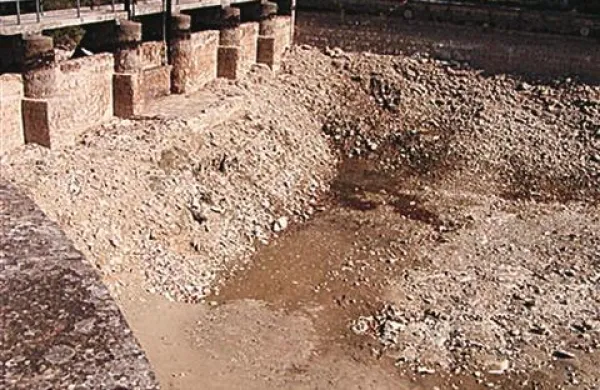 Izvir reke Rižane poleti 2003;  v Rižanskem vodovodu upajo, da ne bo  tak tudi letos, ko je bila sušna  že zima.   