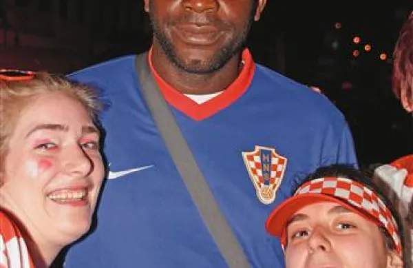 Nigerisjki nogometaš Gabriel z dvema domačinkama